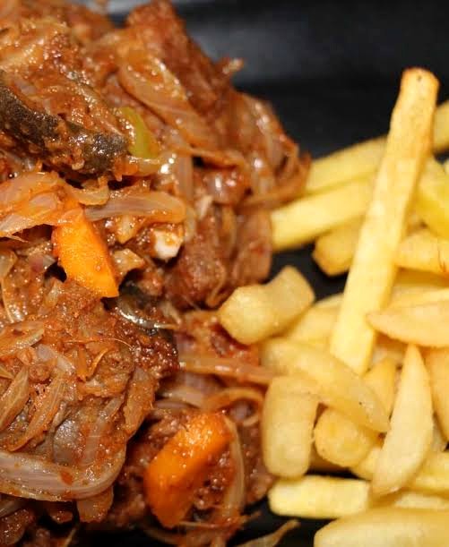 Viande sautée et frites