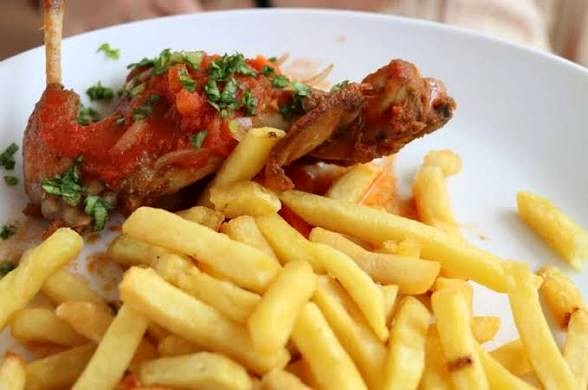 Poulet en sauce et frites